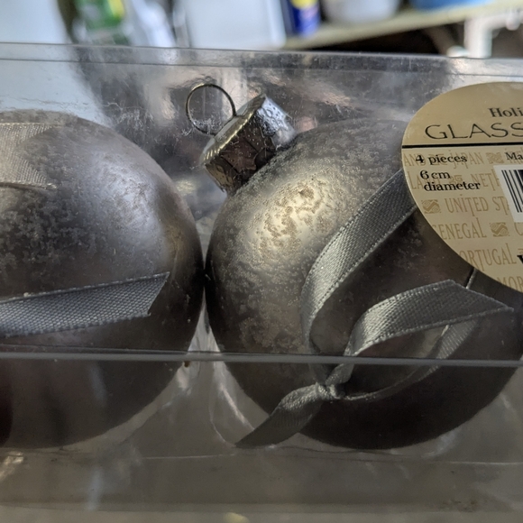 🎄Silver Glass Bulb Set w/Ribbon Hangers - Picture 2 of 7